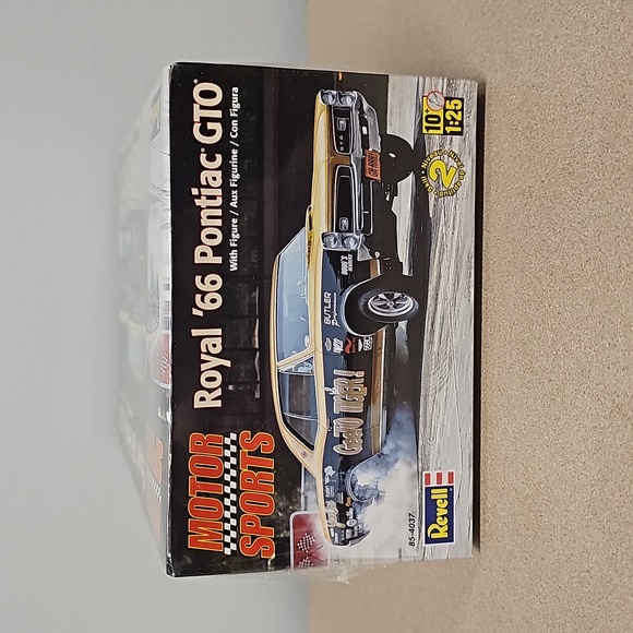 New-Factory Sealed-Revell "Motor Sports" Royal 1966 Pontiac GTO w- figure - Picture 2 of 6